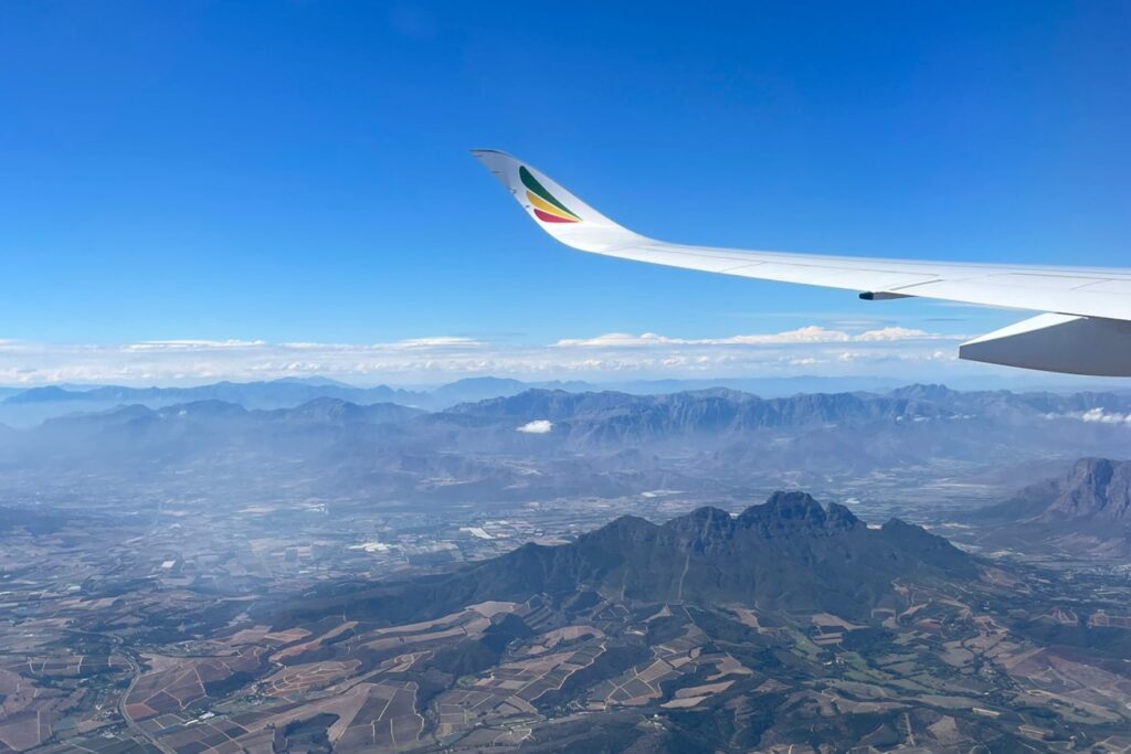 Flugzeug in der Luft während einer Fernreise mit Kindern