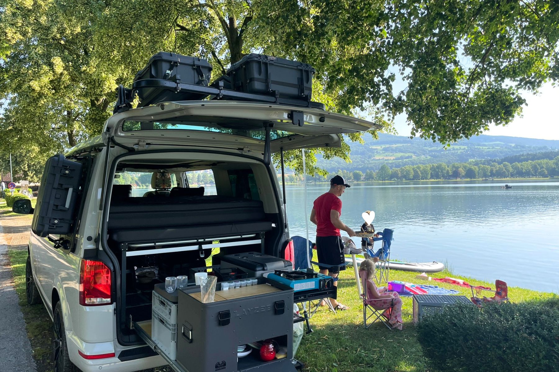 Campingurlaub mit Kindern im zum Camper ausgebauten VW Multivan