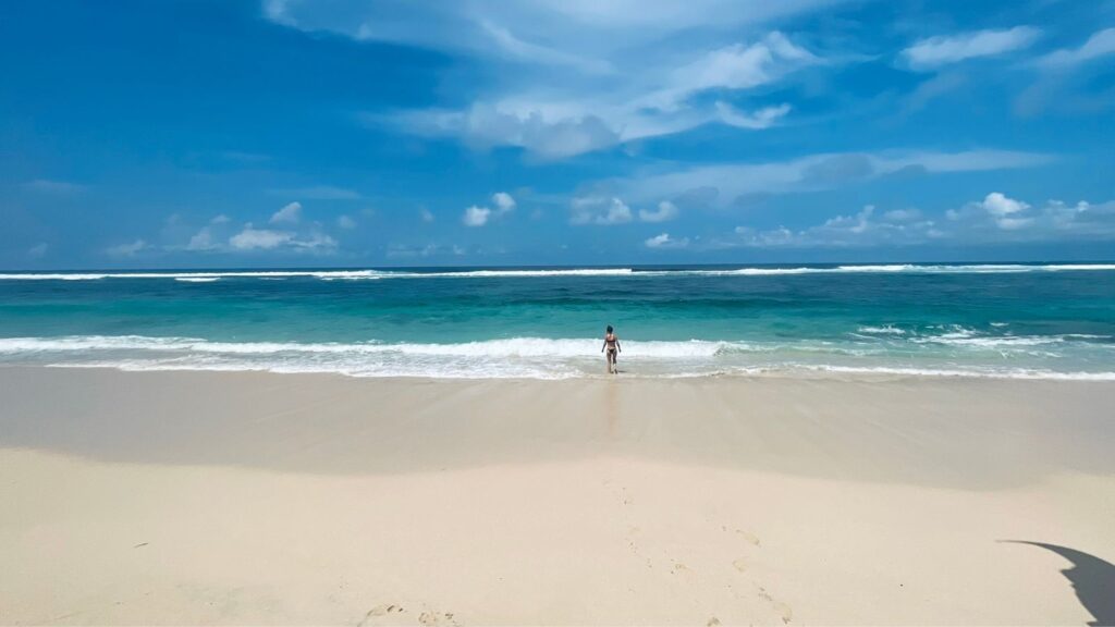 Strand und türkisblaues Meer am Karma Beach
