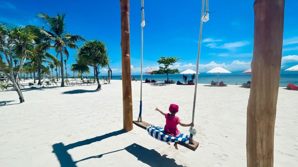 Strand am Mahagiri Beach auf Nusa Lembongan
