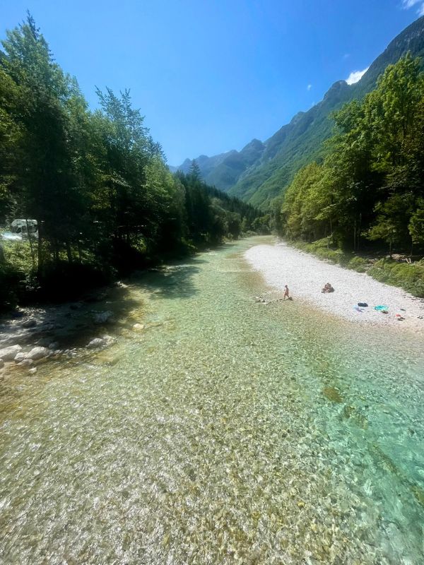 Türkisfarbener Fluss im Soca-Tal in Slowenien
