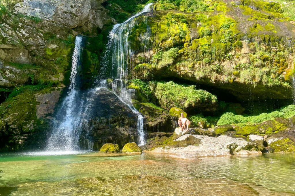 Familie besucht den Wasserfall Virje in Slowenien
