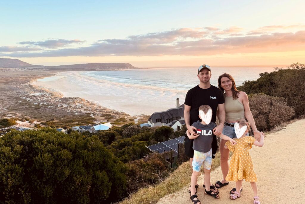 Familienreise in Südafrika mit Kindern an der Küste bei Sonnenuntergang
