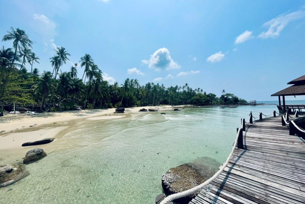 Traumhafte Küstenlandschaft während unserer Thailand-Rundreise mit Kindern.