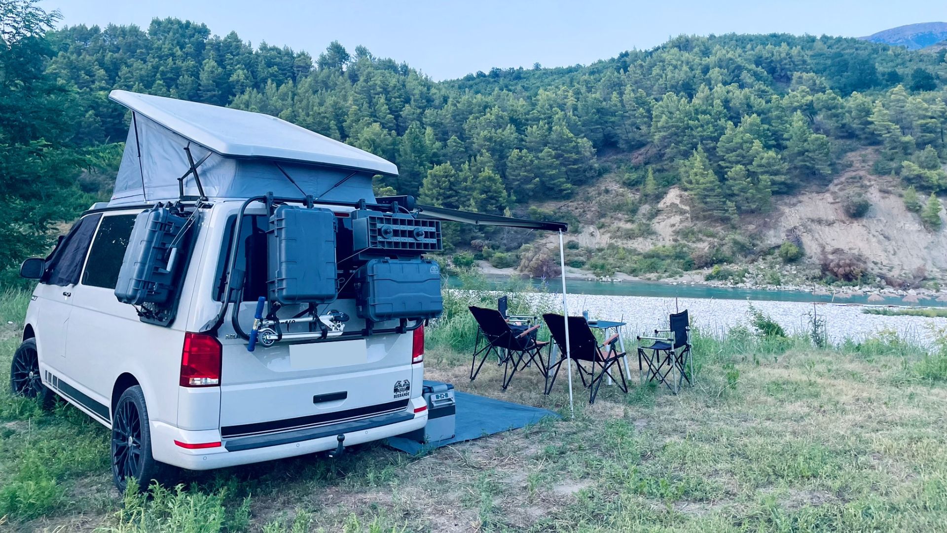VW Bus mit kompletter Campingausstattung auf dem Campingplatz