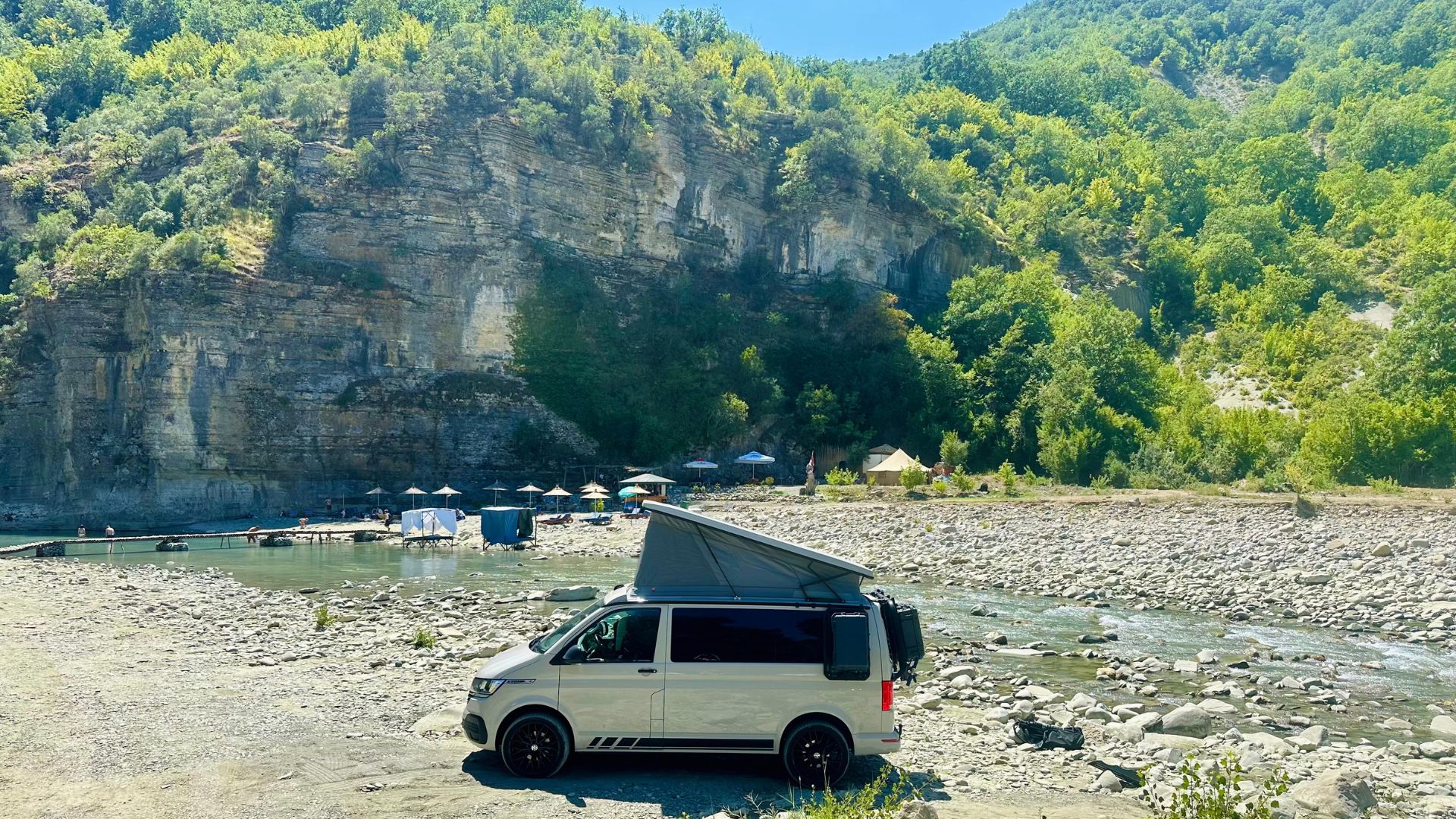 Umgebauter VW Bus zum Familiencamper am Fluss
