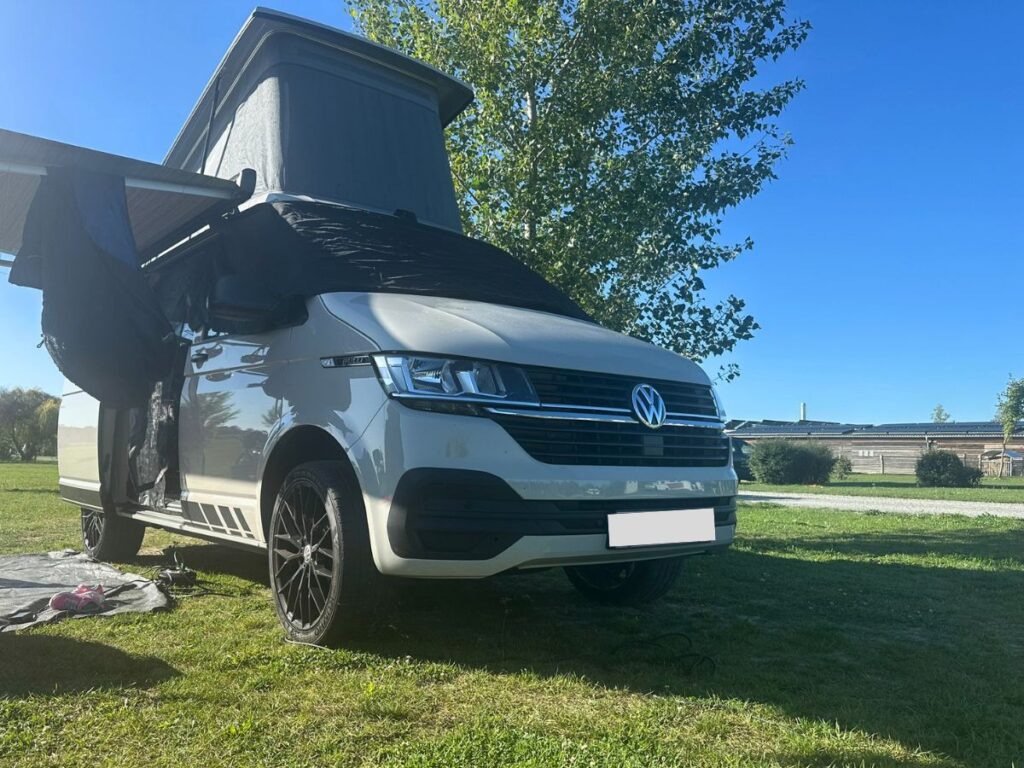 Beiger VW Multivan ausgebaut zum Familiencamper