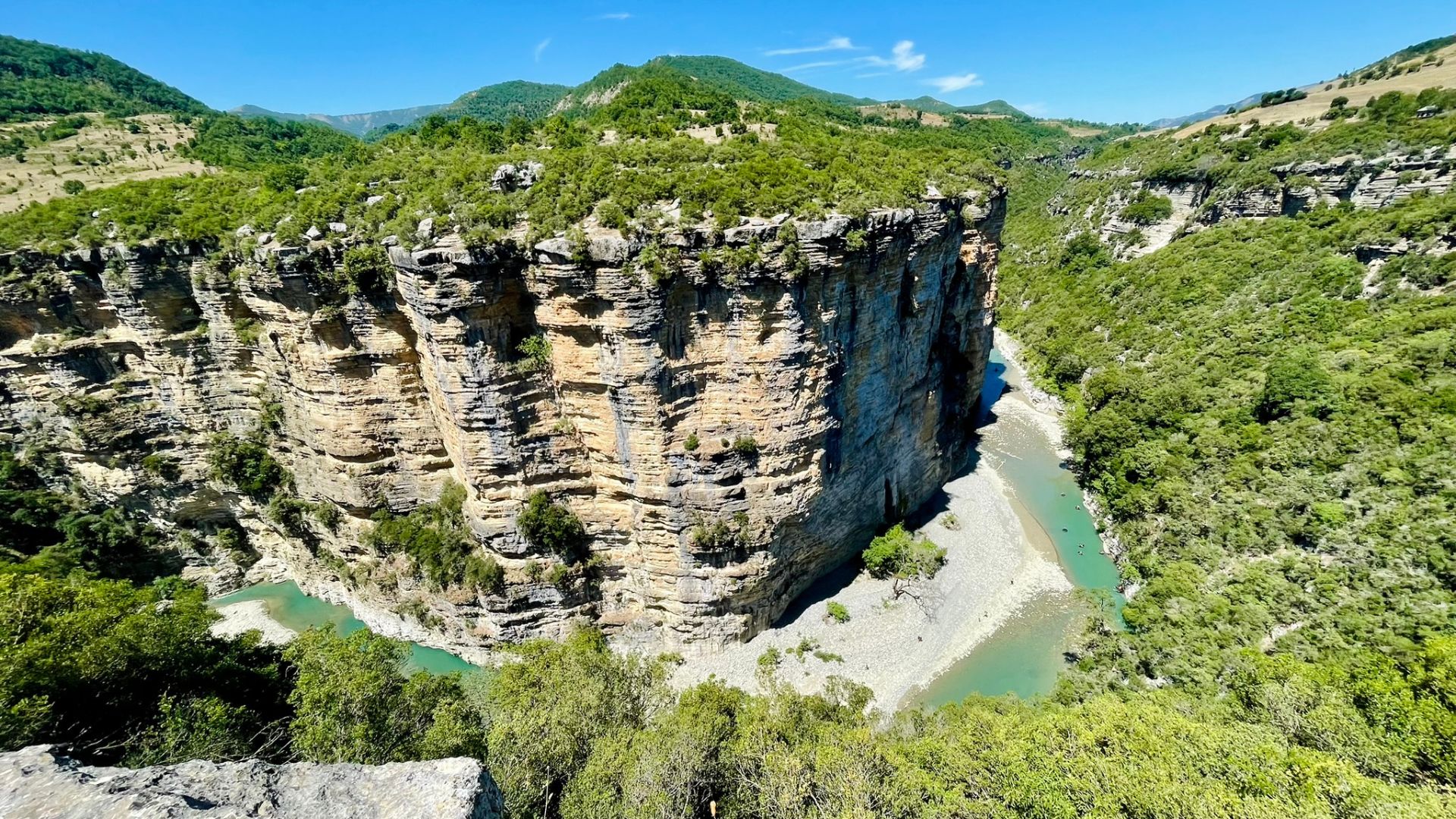 Blick auf die eindrucksvollen Felswände des Osum Canyon während unseres Balkan-Roadtrips mit Kindern
