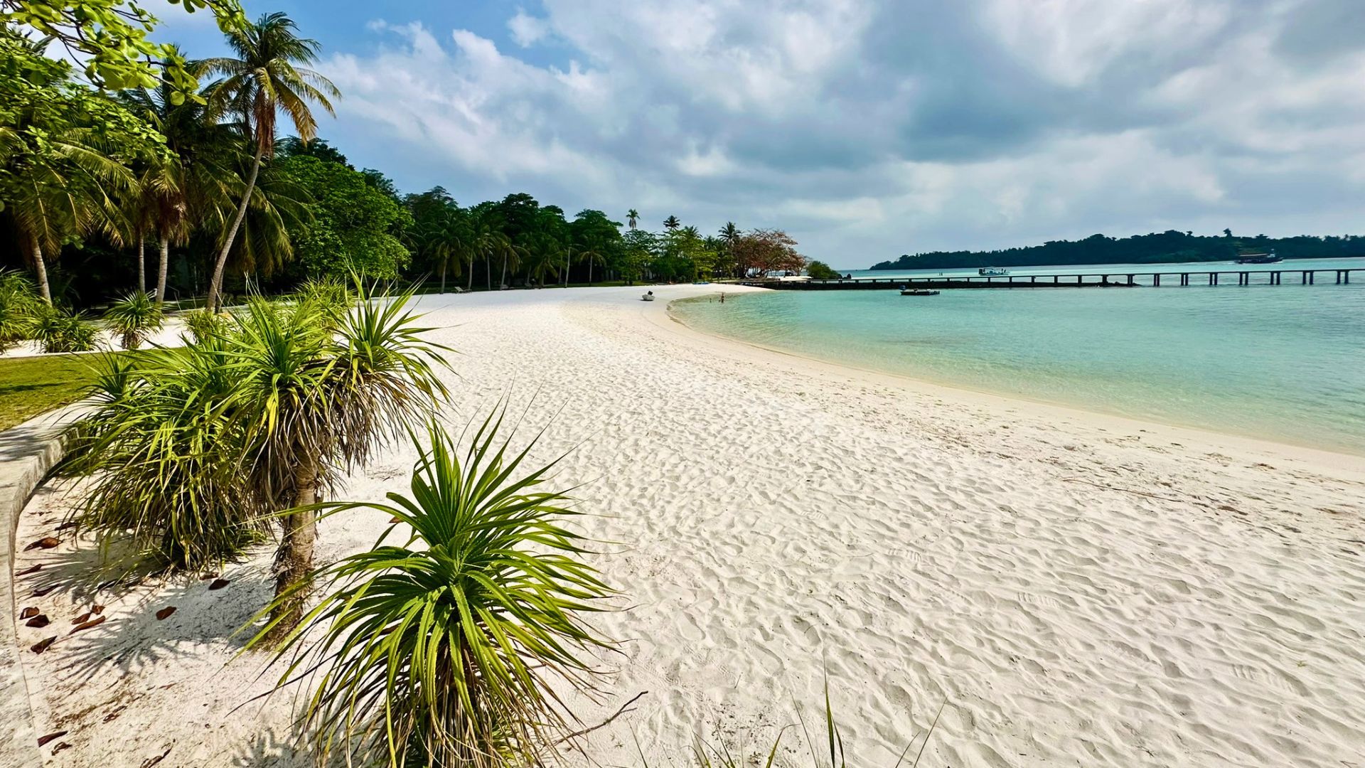 Weißer Sandstrand mit Palmen und klarem türkisfarbenem Wasser auf Koh Kham