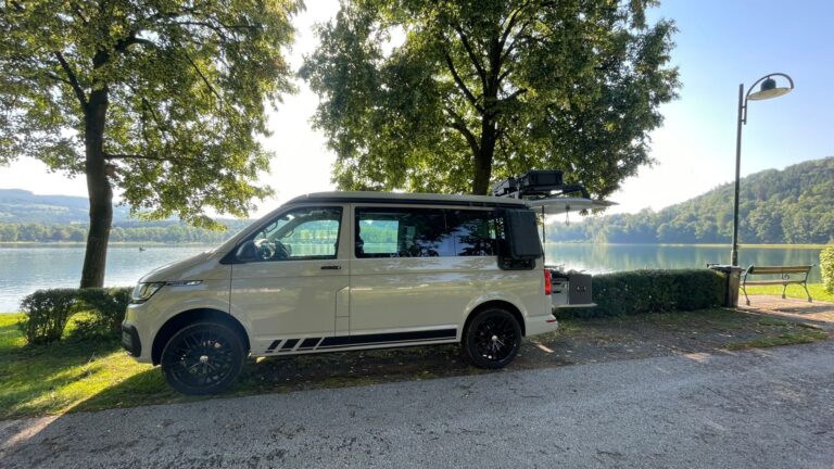 VW Bus auf einem Familien-Roadtrip mit Kindern