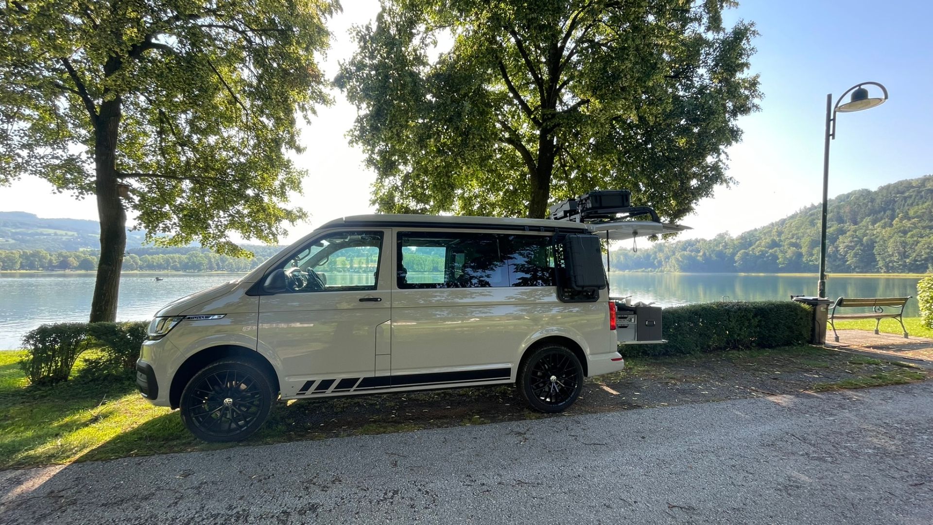 VW Bus auf einem Familien-Roadtrip mit Kindern