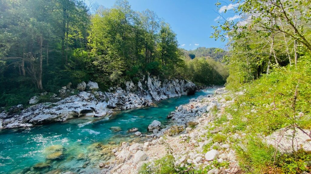 Türkisgrüne So?a zwischen Felsen und bewaldeten Berghängen im So?a-Tal
