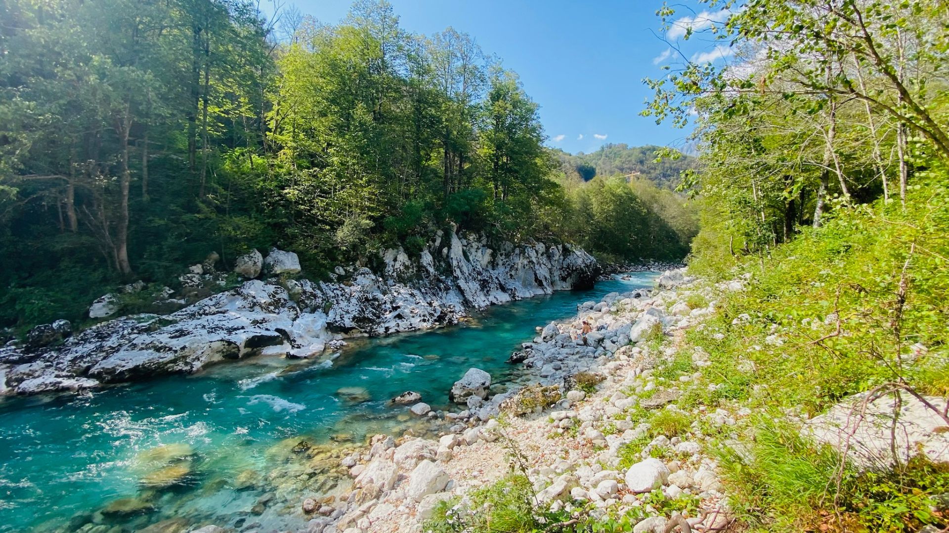 Türkisgrüne So?a zwischen Felsen und bewaldeten Berghängen im So?a-Tal