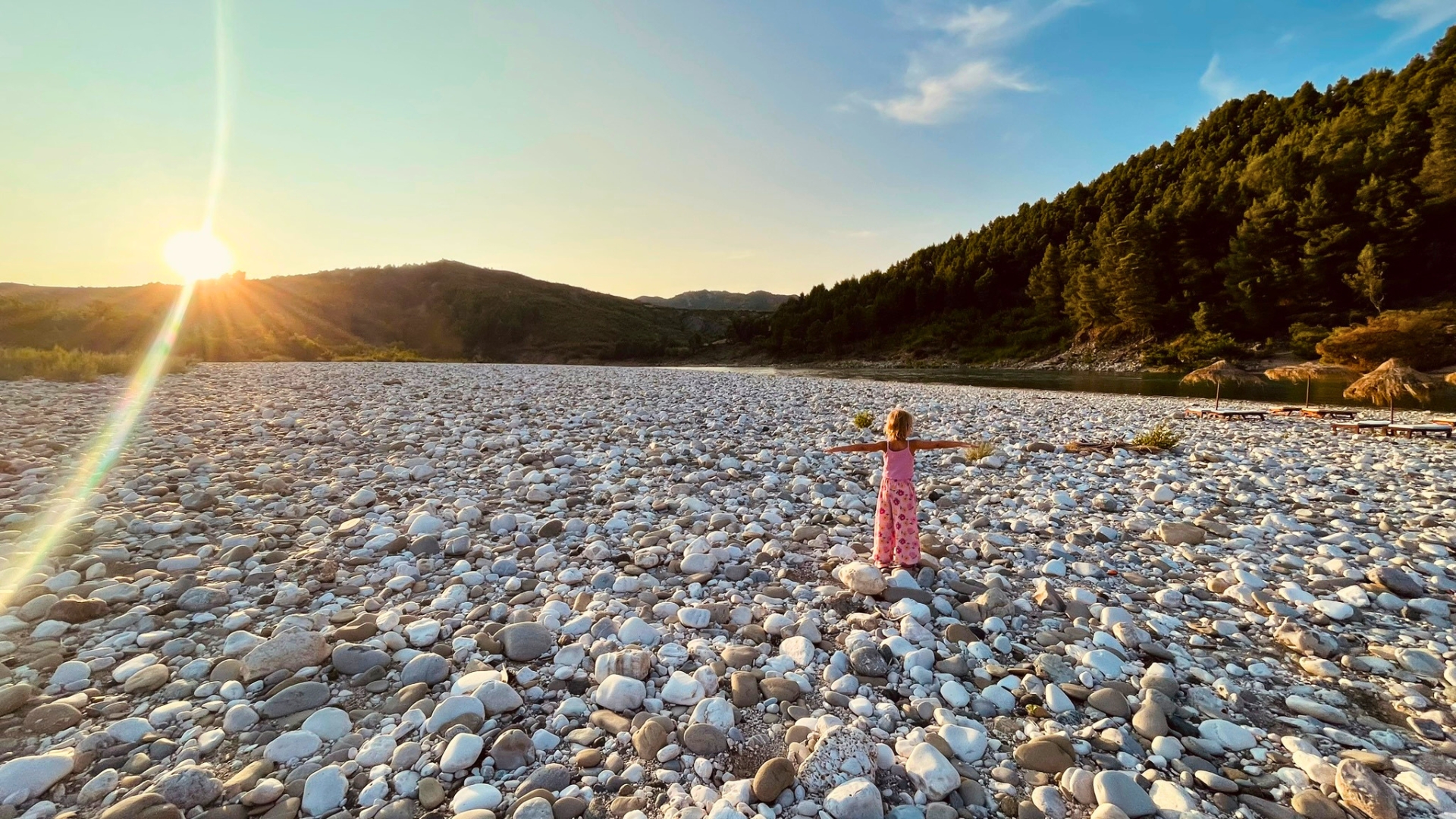 Kind am Fluss bei Sonnenuntergang auf unserem Albanien-Roadtrip