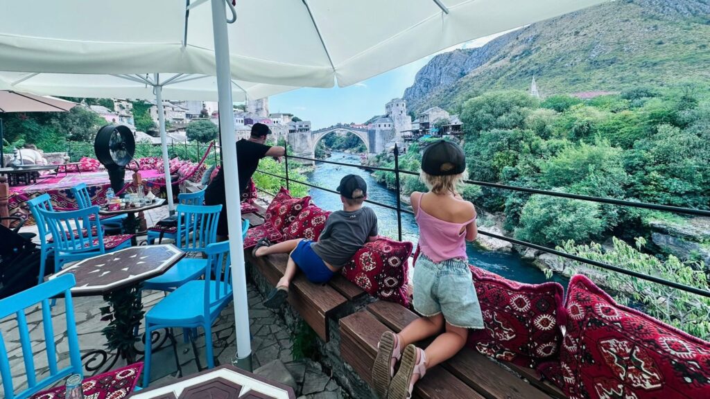 Familie mit Blick auf die Stari Most während unseres Besuchs in Mostar