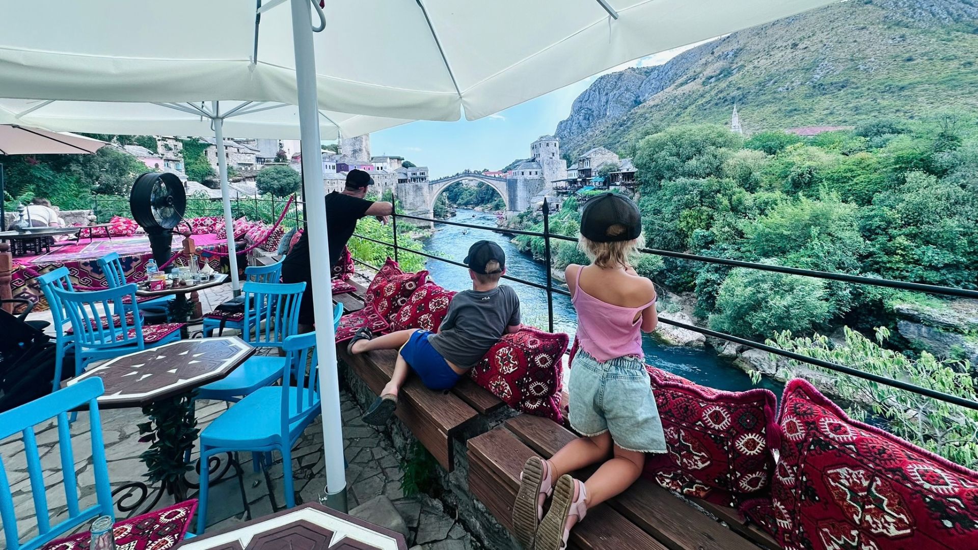 Familie mit Blick auf die Stari Most während unseres Besuchs in Mostar