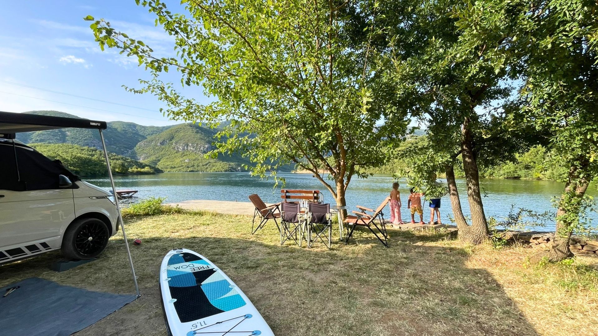 Familiencamping mit VW Bus und SUP direkt am Wasser in Albanien