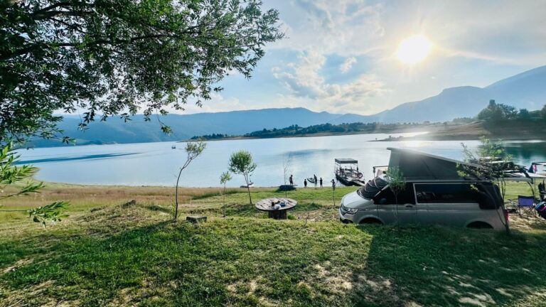 Unser VW Bus auf einem naturnahen Campingplatz in Bosnien