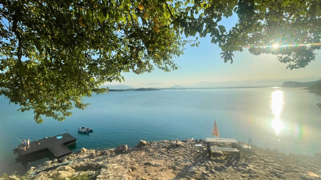 Blick über den Slano jezero bei Nikši? während unseres Montenegro-Roadtrips
