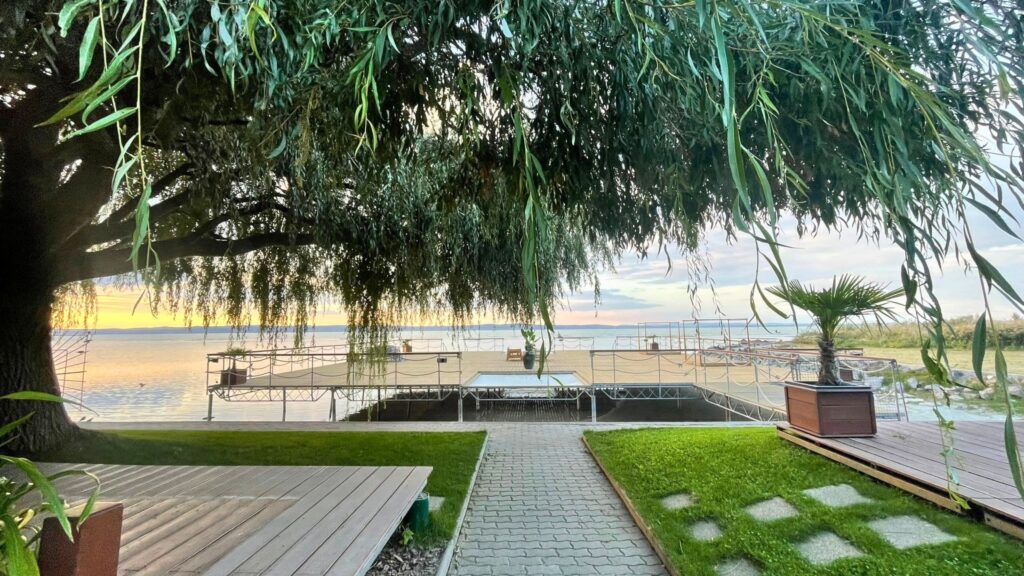 Grüner Uferbereich am Plattensee während unserer Reise mit Kindern