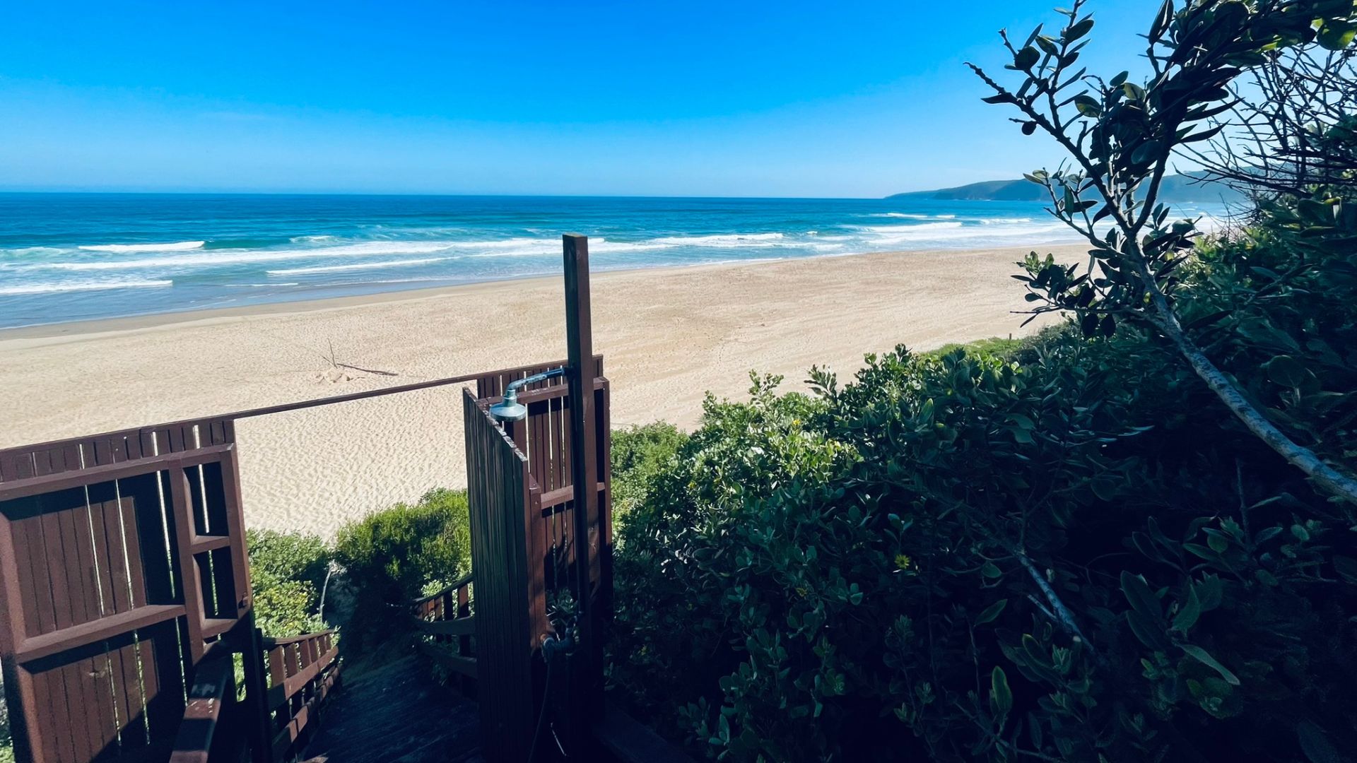 Blick von einer familienfreundlichen Unterkunft in Südafrika aufs Meer